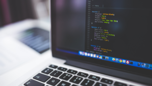 o Open Banking funciona por meio de APIs, o que reduz os custos dos processos