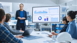 Empresária em reunião com a equipe sobre benefícios do capital de giro