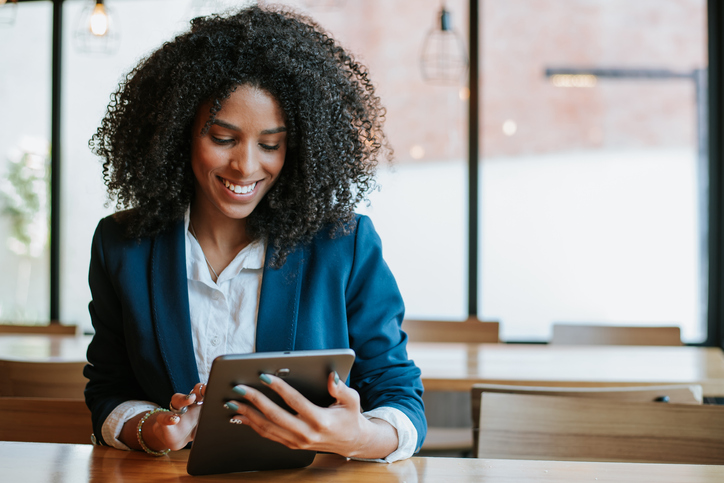 mulher negra empresaria usando um tablet digital
