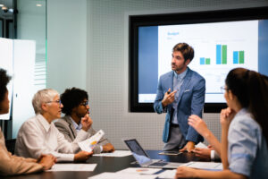 empresários conversando sobre como calcular o capital de giro